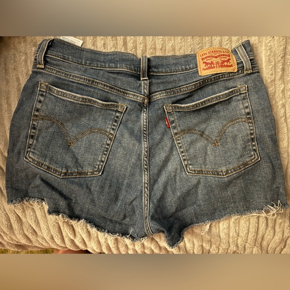 Levi’s 501 Jean Shorts - Picture 3 of 3